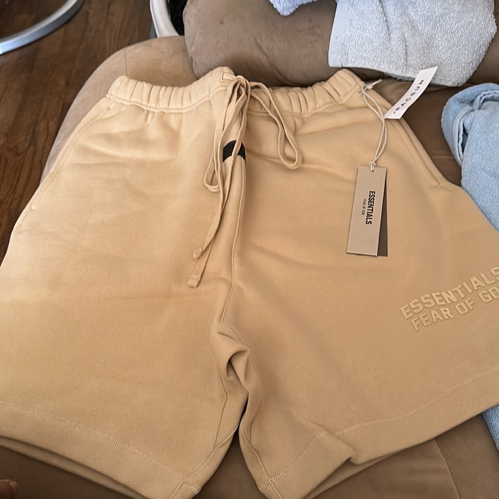 Essential Shorts - Picture 6 of 7